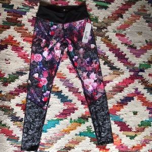 NWT Leggings with roses 🌹 tulips 🌷 black & white